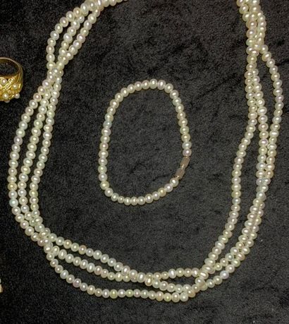 null Necklace three rows of small cultured pearls of baroque form, the clasp fantasy.

We...