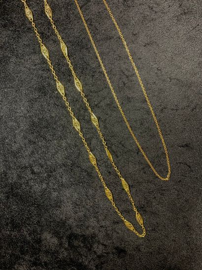null Deux colliers articulés en or jaune 750 millièmes, l'un retenant en pendentif...