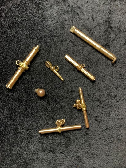 null Lot en or jaune 750 millièmes et métal comprenant : clés de montre et motif....