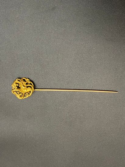null Pin of tie in yellow gold 750 thousandths the end representing a snake fighting...