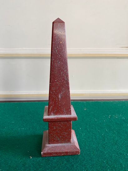 null OBELISK in griotte marble. 

Accidental top 

Height : 17.5 cm Height : 17,5...