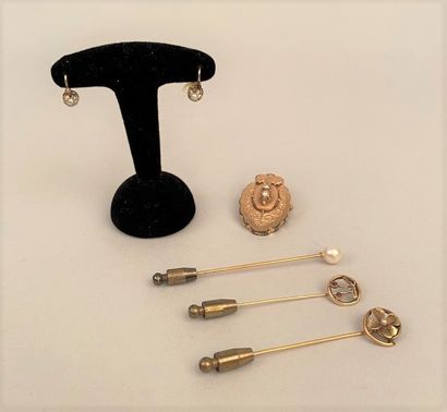 null 18K (750°/oo) yellow gold SET including a pair of dormeuses set with a pearl...