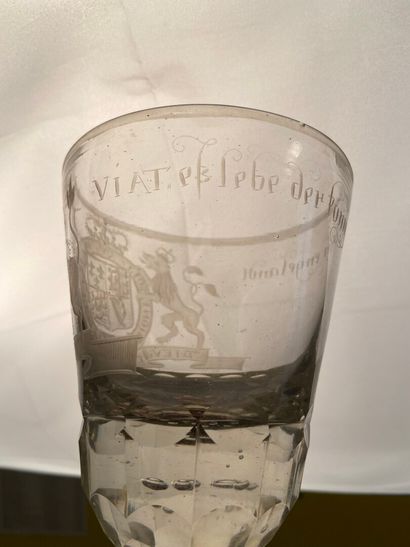 null ALLEMAGNE

Grand verre à pied en verre soufflé, le calice à décor gravé aux...