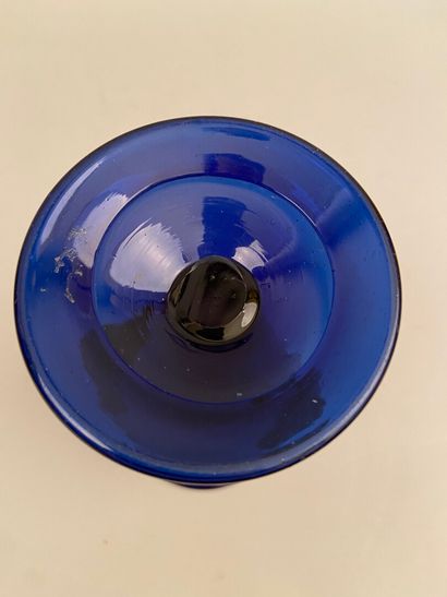 null BORDEAUX

VASE DIT FLEURIER en verre soufflé bleu de Cobalt, de forme évasée...