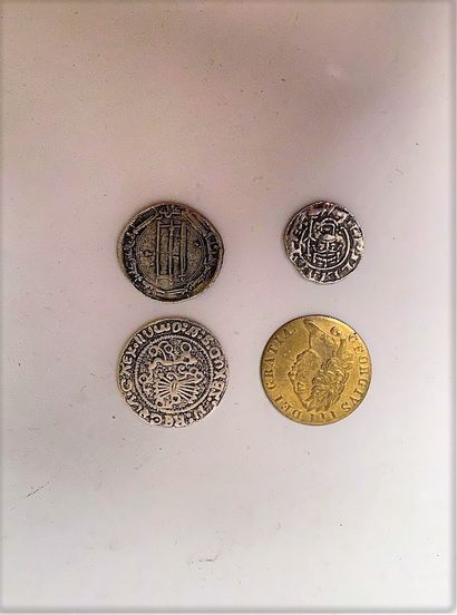 null LOT OF ANCIENT MONEY in silver and brass including a Louis XV shield with olive...