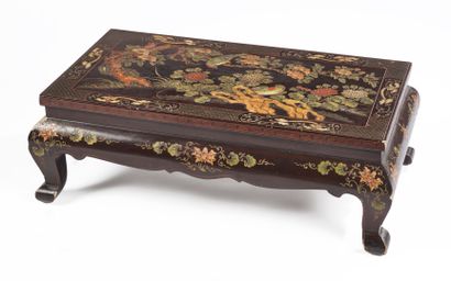 null Low table in lacquered and carved wood in the taste of Coromandel lacquers with...