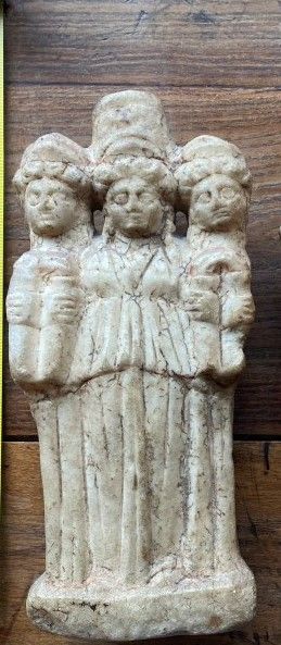 null Probably SYRIA

Triad

Marble statuette

Height 30 cm approximately

(As is...