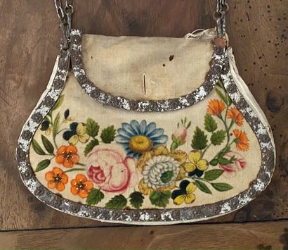 null Cream velvet purse with painted flowers, the contour in pearl metal. 

18th...
