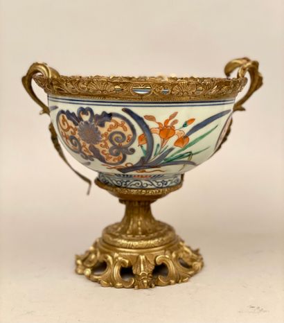 null CHINE, XIXème siècle

Coupe en porcelaine émaillée polychrome à décor de chrysantèmes...