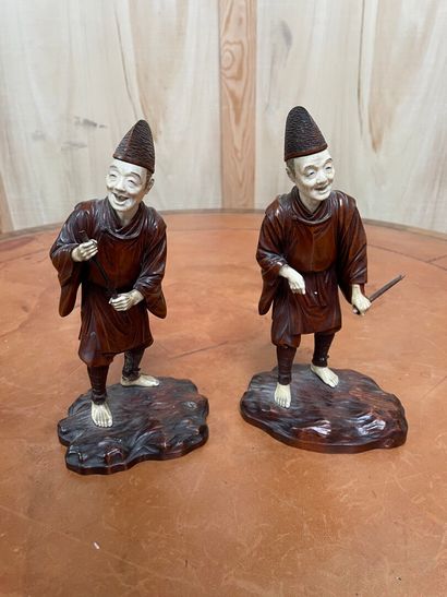 null CHINA- 20th century 

Pair of Chinese subjects in wood and carved bone

H.:...