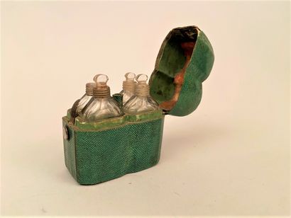 null ETUI à odeur en galuchat teinté vert, comprenant quatre flacons en cristal.

XIXème...