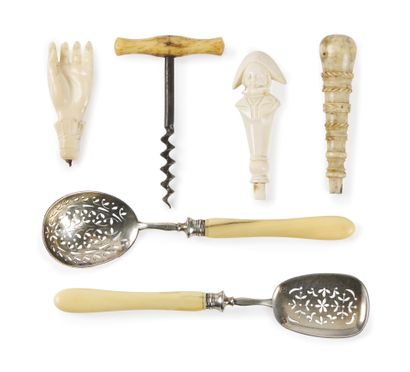 null PETIT LOT d'objets en ivoire et os, composé de deux cuillères de service à bonbons...