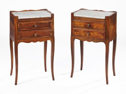 null Pair of mahogany and mahogany veneer chests of drawers, white marble top. 

19th...