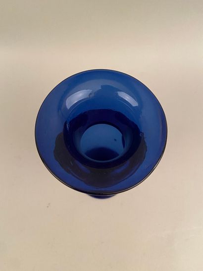 null BORDEAUX

VASE DIT FLEURIER en verre soufflé bleu de Cobalt, de forme évasée...