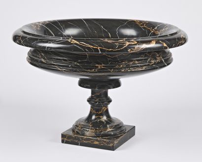 null A black veined marble CUP on a pedestal 

Height: 28 cm - Diameter: 43 cm