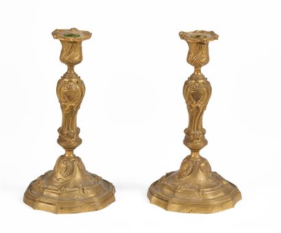 null A pair of ormolu torches. 

19th century, rocaille style 

H. 25 cm