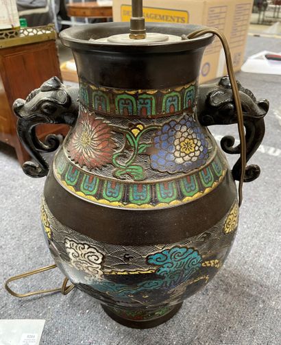 null CHINE, XXe 

Vase balustre en bronze et émaux cloisonnés à décor de dragons,...