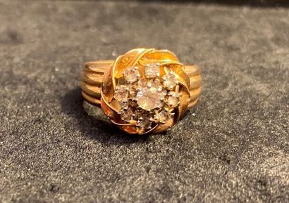 null 18K (750°/oo) yellow gold ring decorated with a flower set with diamonds. 

Gross...