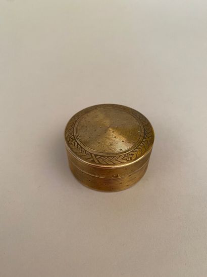 null * Round pill box in vermeil, the lid with guilloche and engraved with a laurel...