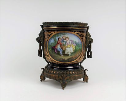null SEVRES, in the taste of

Porcelain pot cover with polychrome decoration of a...