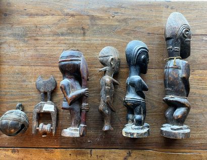 null IVORY COAST, probably Baule 

Set of four statuettes, bell and rattle in wood.

Modern...