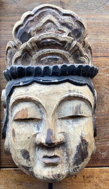 null CHINE - début XXème siècle

Masque en bois peint représentant une guanyin. 

Haut....