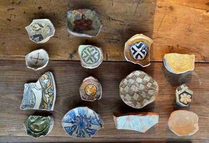 null ENSEMBLE de quinze tessons de poterie à décor émaillé polychrome.