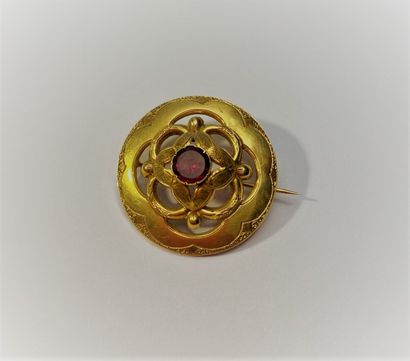 null 14k (585°/oo) gold round brooch with openwork decoration and set with a pink...