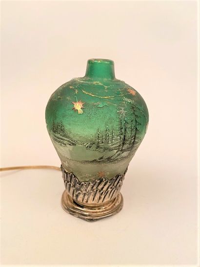 null DAUM

Glass vase with thistles and forest decoration.

The bottom is missing,...