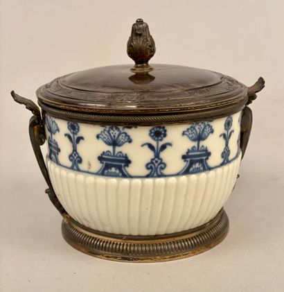 null SAINT-CLOUD - Sugar pot body with gadroons on the lower part and blue camaïeu...