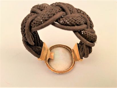 null BRACELET en cheveux tressés, centré d'une miniature ovale cerclée d'une monture...