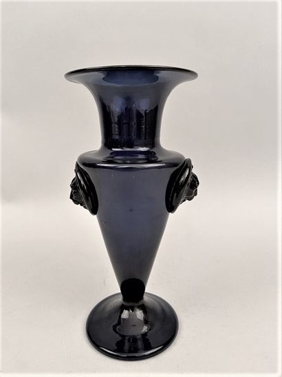 null BORDEAUX

VASE DIT FLEURIER en verre soufflé bleu de Cobalt, de forme évasée...