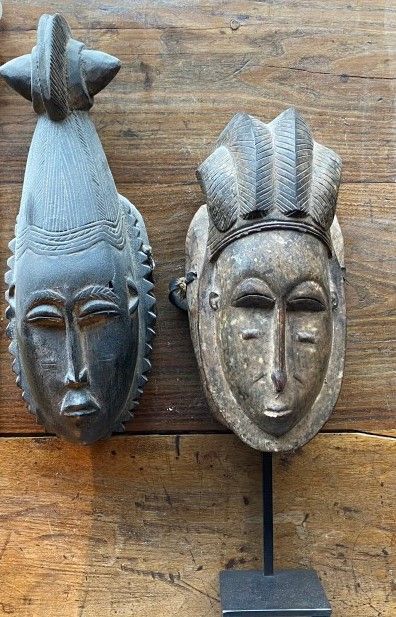 null COTE D'IVOIRE, probablement Baoulé 

Deux masques anthropomorphes en bois exotique.

Haut....