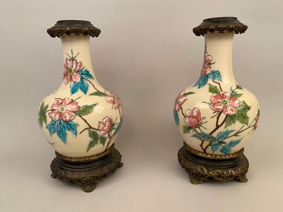 null Dans le goût de Edouard GILLE (1868-1897) 

Paire de vases montés en lampe en...