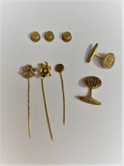 null LOT in 18k yellow gold (750°/oo) comprising three tie pins, three collar buttons,...