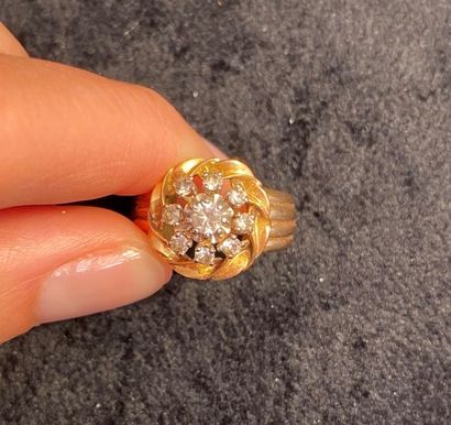 null 18K (750°/oo) yellow gold ring decorated with a flower set with diamonds. 

Gross...