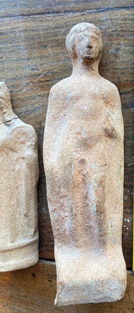 null Probablement TANAGRA 

Deux statuettes en terre cuite. 

Haut. : 16 à 20 cm

On...