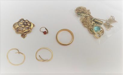 null 18K (750°/oo) yellow gold SET including a brooch with a flower design, a wedding...