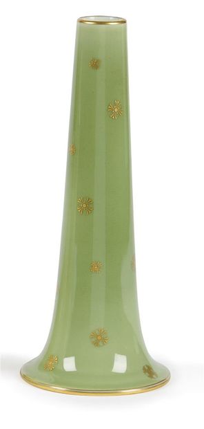 null SEVRES, 1914 

Vase trompetteen porcelaine émaillée à fond vert à décor de rosaces...