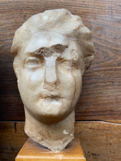 null ROME ANTIQUE

Tête en marbre figurant une femme. 

Haut. : environ 22 cm (hors...