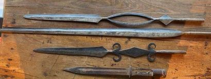 null SET including a dagger and three metal spearheads. 

Length: 36 to 81 cm