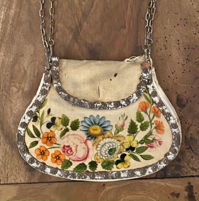 null Cream velvet purse with painted flowers, the contour in pearl metal. 

18th...