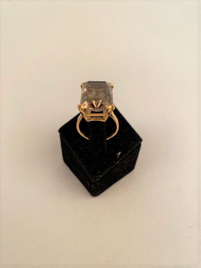 null RING in 18k yellow gold (750°/oo) set with a rectangular brown quartz.

Gross...