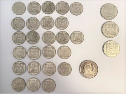 null * Ensemble de pièces argent, comprenant : 

- 25 pièces de 10 francs, de 1929,...