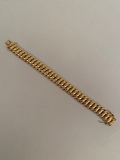 null BRACELET in 18K yellow gold (750°/oo) with twisted links. 

Weight : 34,3 g