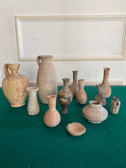 null GREEK-ROMAN WORK

Set of pottery, flasks and vases.

Height 4 to 15.5 cm

(As...