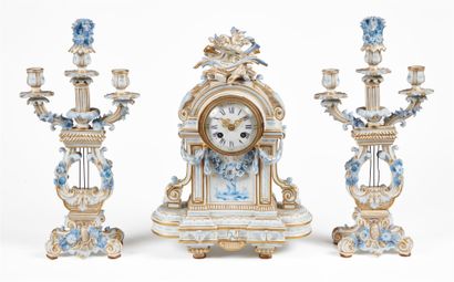 null PARIS

Porcelain mantelpiece composed of a clock and two torches in the shape...