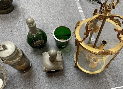 null ENSEMBLE comprenant bouteilles à liqueur et une lanterne en bronze doré.