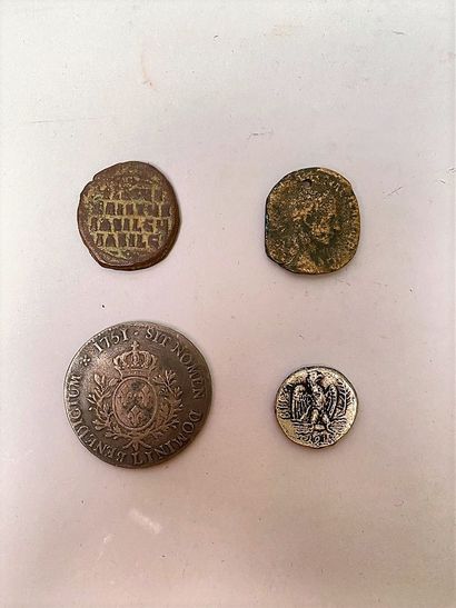 null LOT OF ANCIENT MONEY in silver and brass including a Louis XV shield with olive...