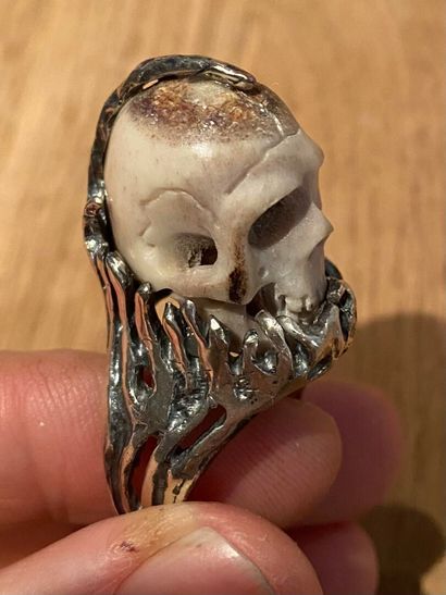 null Memento mori ring in silver and bone carved with a skull.
